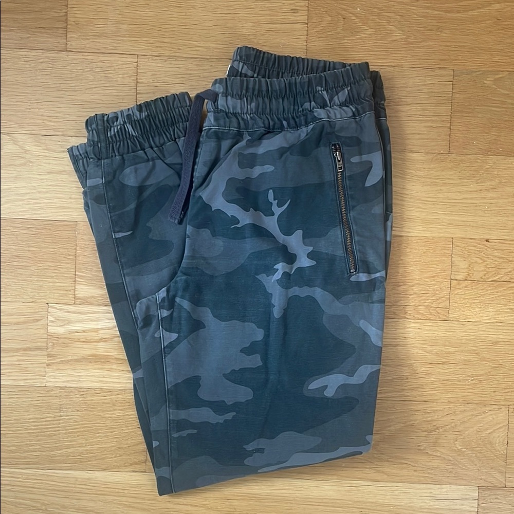 Aritzia Tna Camouflage Jogger Pants Size M